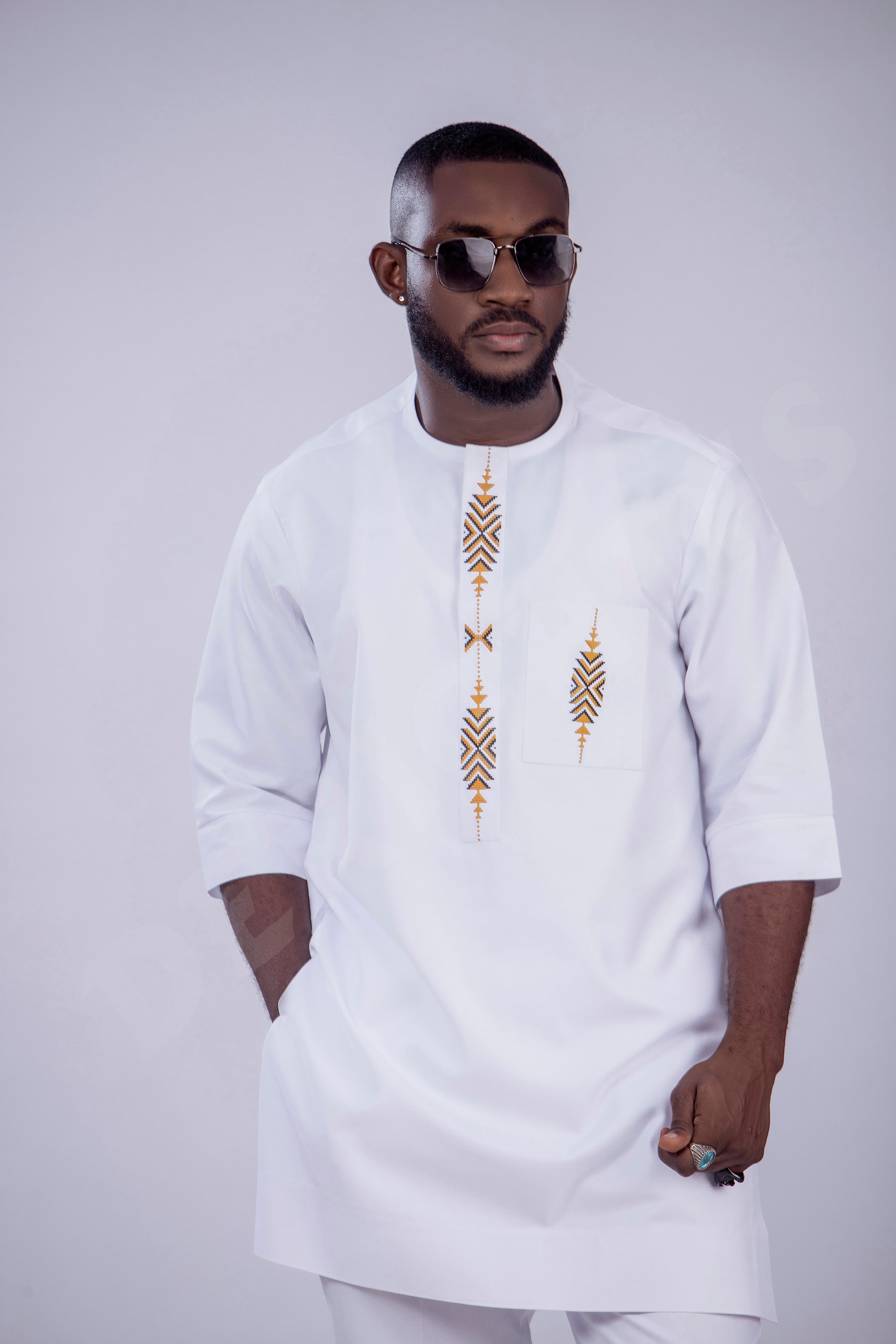 LUXURIOUS MEN'S WHITE EMBROIDERED KAFTAN